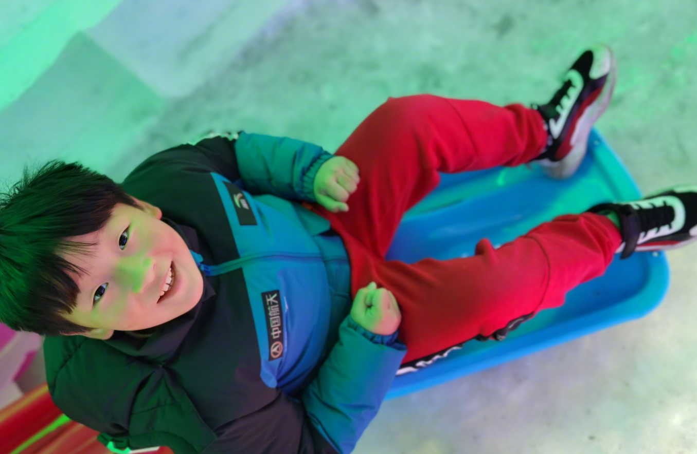 鄒市明一家四口遊哈爾濱，冉瑩穎曬照紀念，和兒子們一起吃冰棍