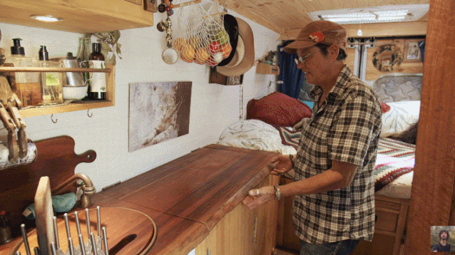 64岁老太不结婚，卖了豪宅住进8㎡蜗居，却过上