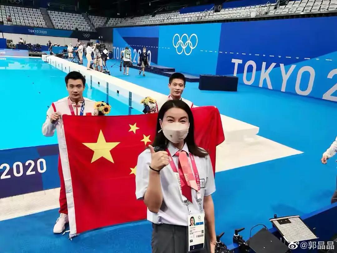 郭晶晶夫妇一起玩滑板，晶晶动作灵活，霍启刚动作笨拙搞笑很可爱