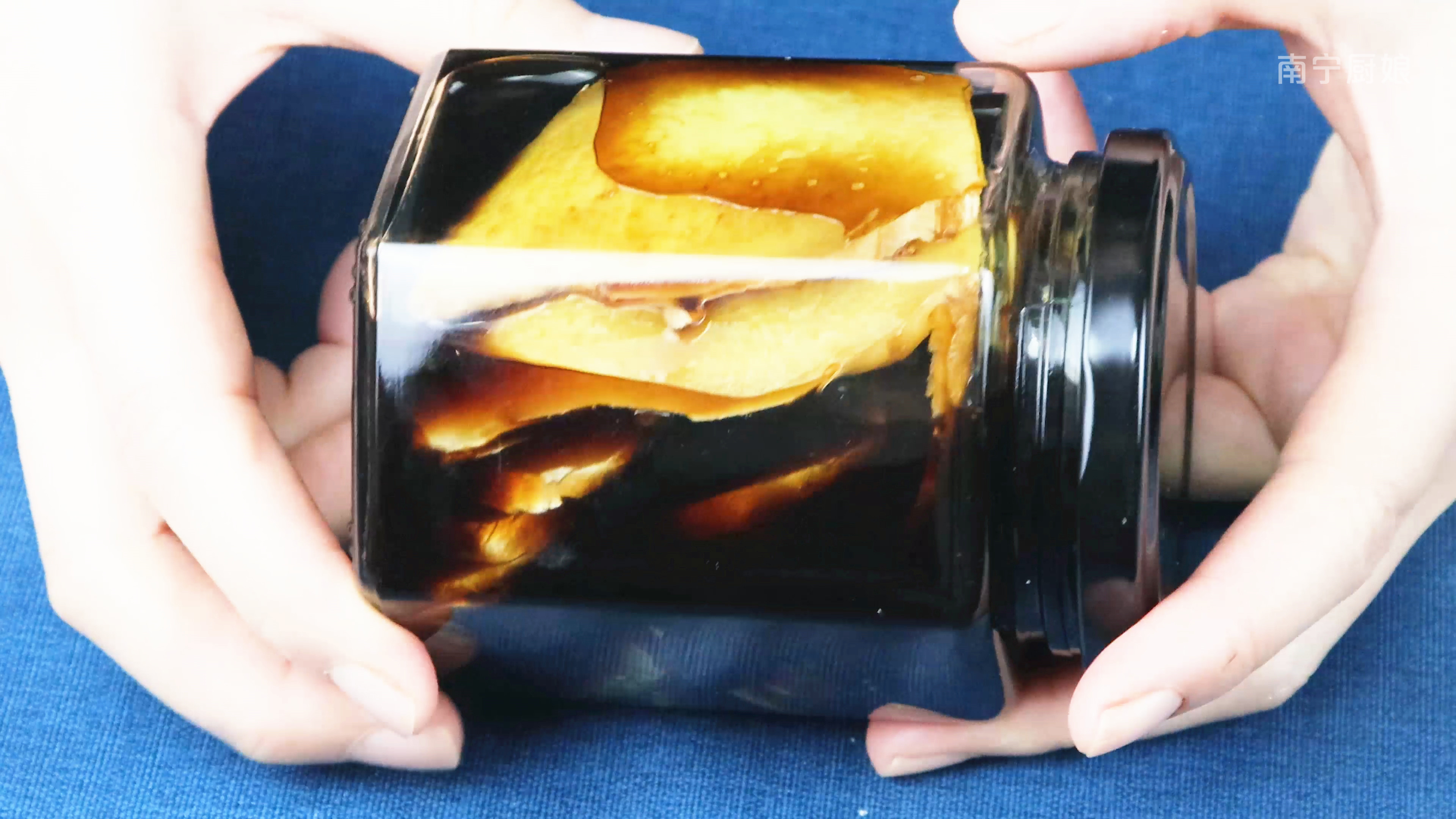 把生薑放鍋裡蒸一蒸，效果花錢都難買，爺爺悄悄告訴我，長見識了