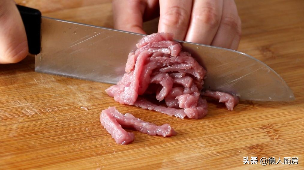 1根茄子，一块猪肉，这是茄子肉末焖面的做法，真好吃