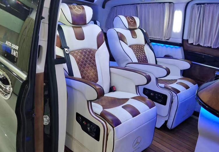 奔驰V260豪华商务旅行，舒适座椅360度旋转