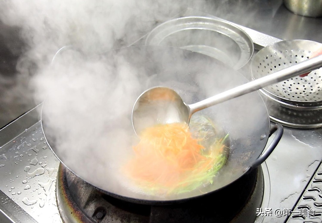 飯店的涼拌菜好吃有秘訣，廚師長教你如何調制料汁，香辣清脆