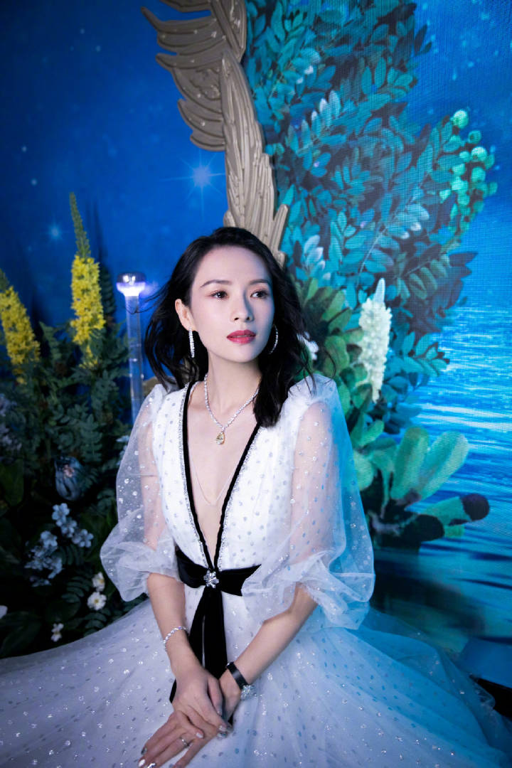 41岁章子怡深夜现身医美诊所，包裹严实显谨慎，曾因显老遭吐槽