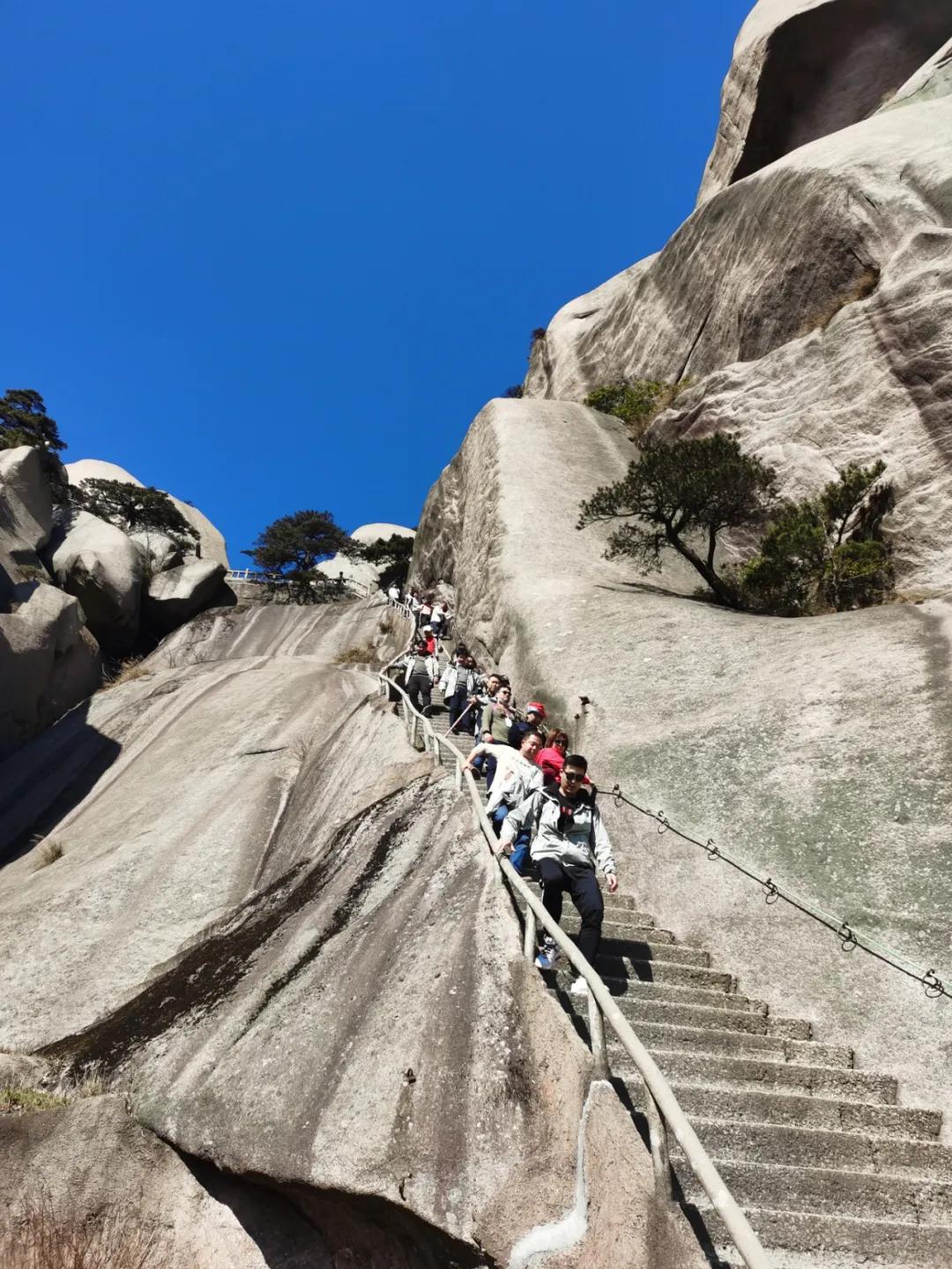 百名武漢戰疫英雄暢游天柱山
