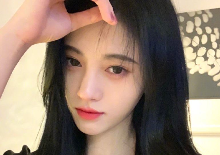 张雪迎鞠婧祎同天生日，我却关注送祝福的明星