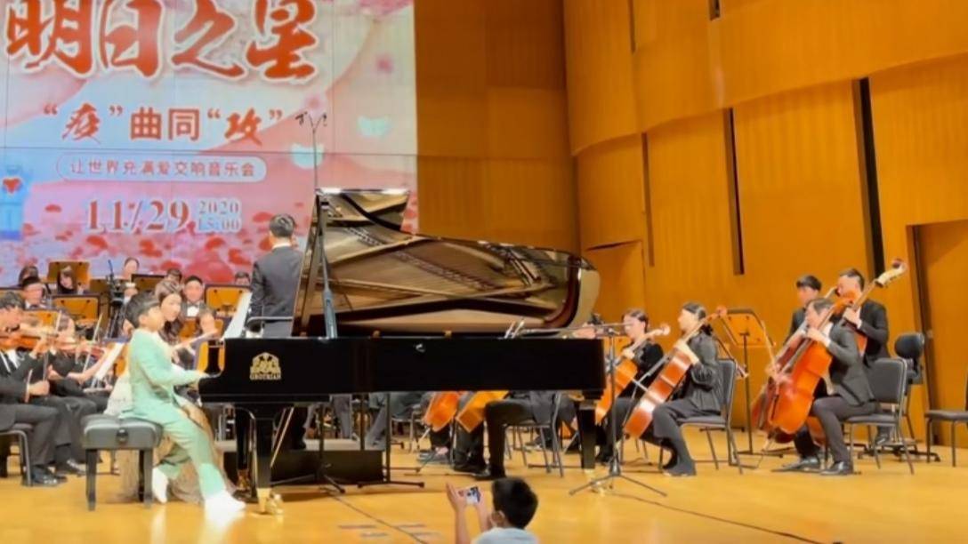 安吉彈鋼琴為媽媽慶生，胡可欣慰感動，小魚兒貼心為哥哥錄像