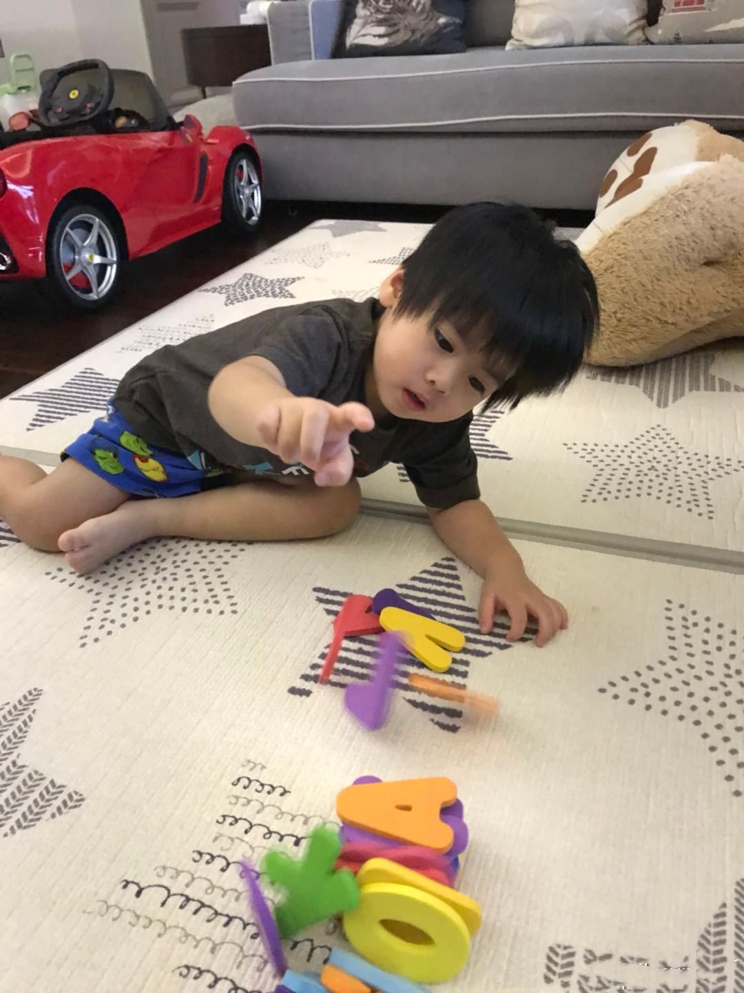 林志穎曬4歲雙胞胎兒子學漢字，雙子星寫複雜的繁體字，字跡工整