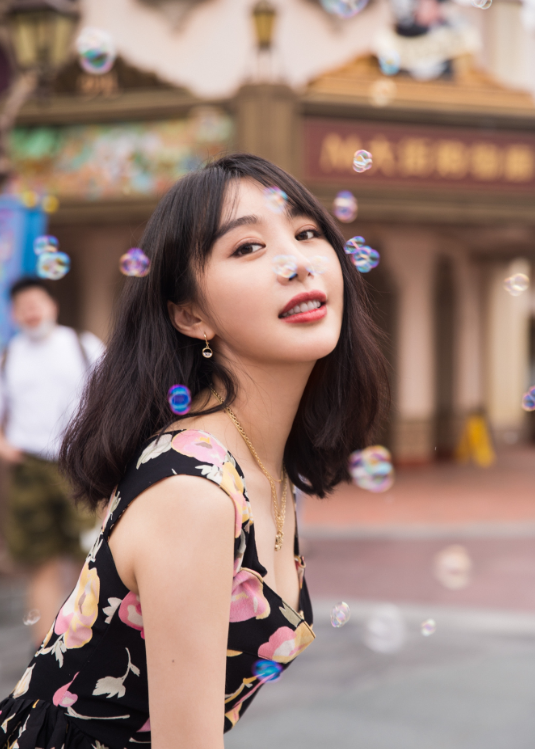 自从和黄晓明分手后，“人间尤物”般存在，b