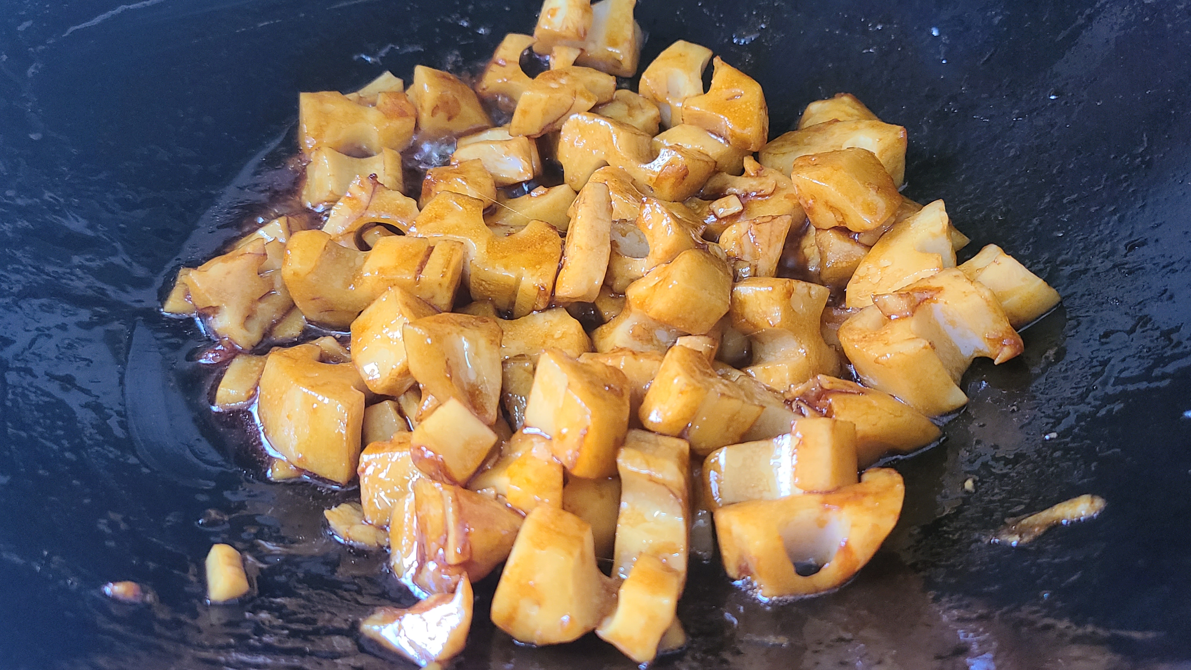 蓮藕的家常做法，不用加肉也很好吃，看著肚子都餓了