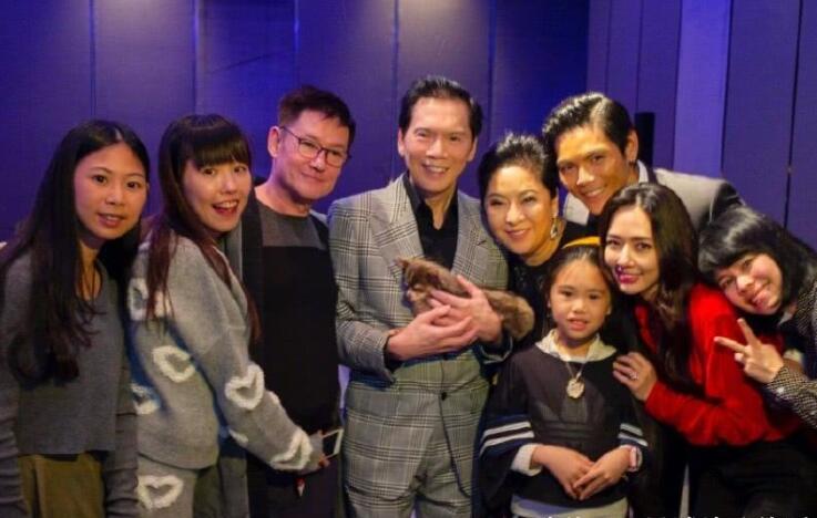 郭碧婷孕肚明显，向佐亲密搂腰现身街头，小两口背影太温馨了