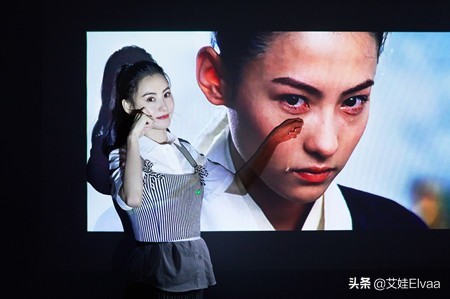 张柏芝生完娃后罕见高调，穿露脐装配肉色丝袜，戴大金链彻底放开