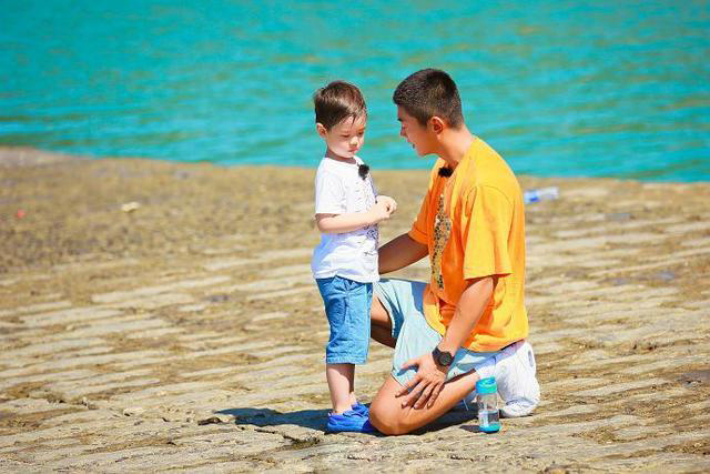 杜江的耐心，嗯哼的暖男气质：有教养的孩子背后是有教养的父母