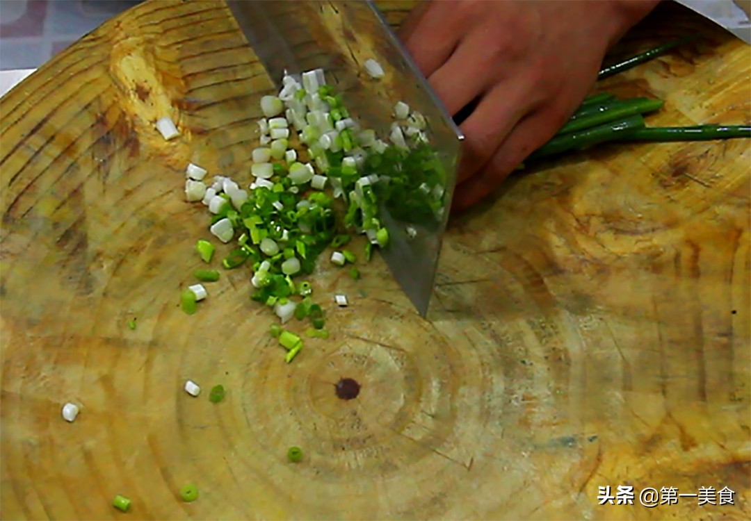 圖片[2]-小蔥煎雞蛋餅最簡單的做法 營養美味又好吃 學會了輕松搞定早餐-起舞食譜網
