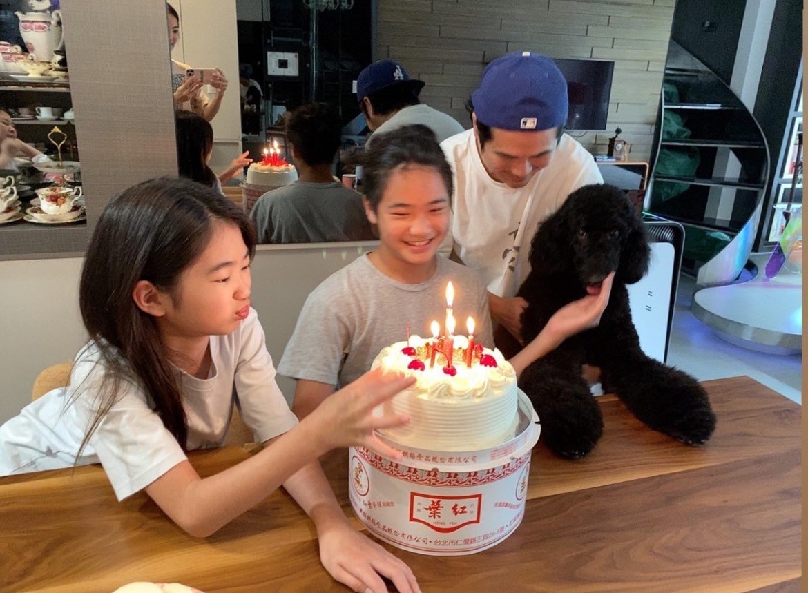 曹格晒儿子近照，13岁Joe长相与童年判若两人，背后豪宅惹人注目