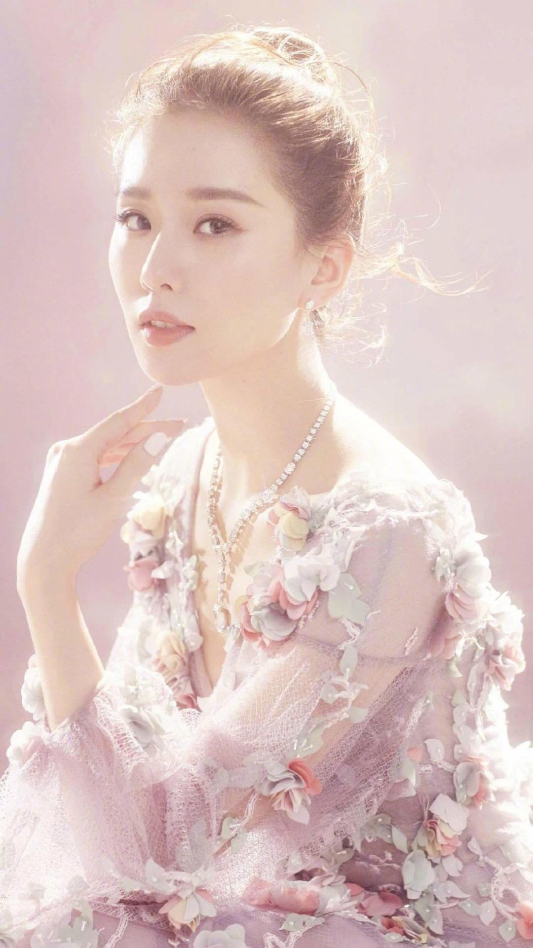 刘诗诗产后复出与李佳琦直播，少女感满满，这