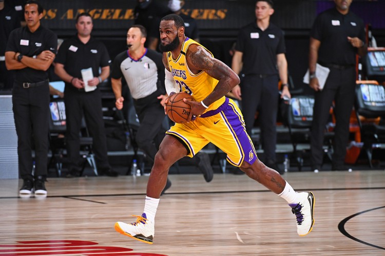 【影片】看不懂！還剩3.1秒，詹姆斯卻把進攻時間耗盡，隊友要球他不給，軟豆氣的砸球！-黑特籃球-NBA新聞影音圖片分享社區