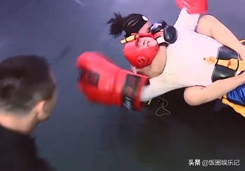 岳云鹏用身体压住女嘉宾，邓伦却在旁边异常兴