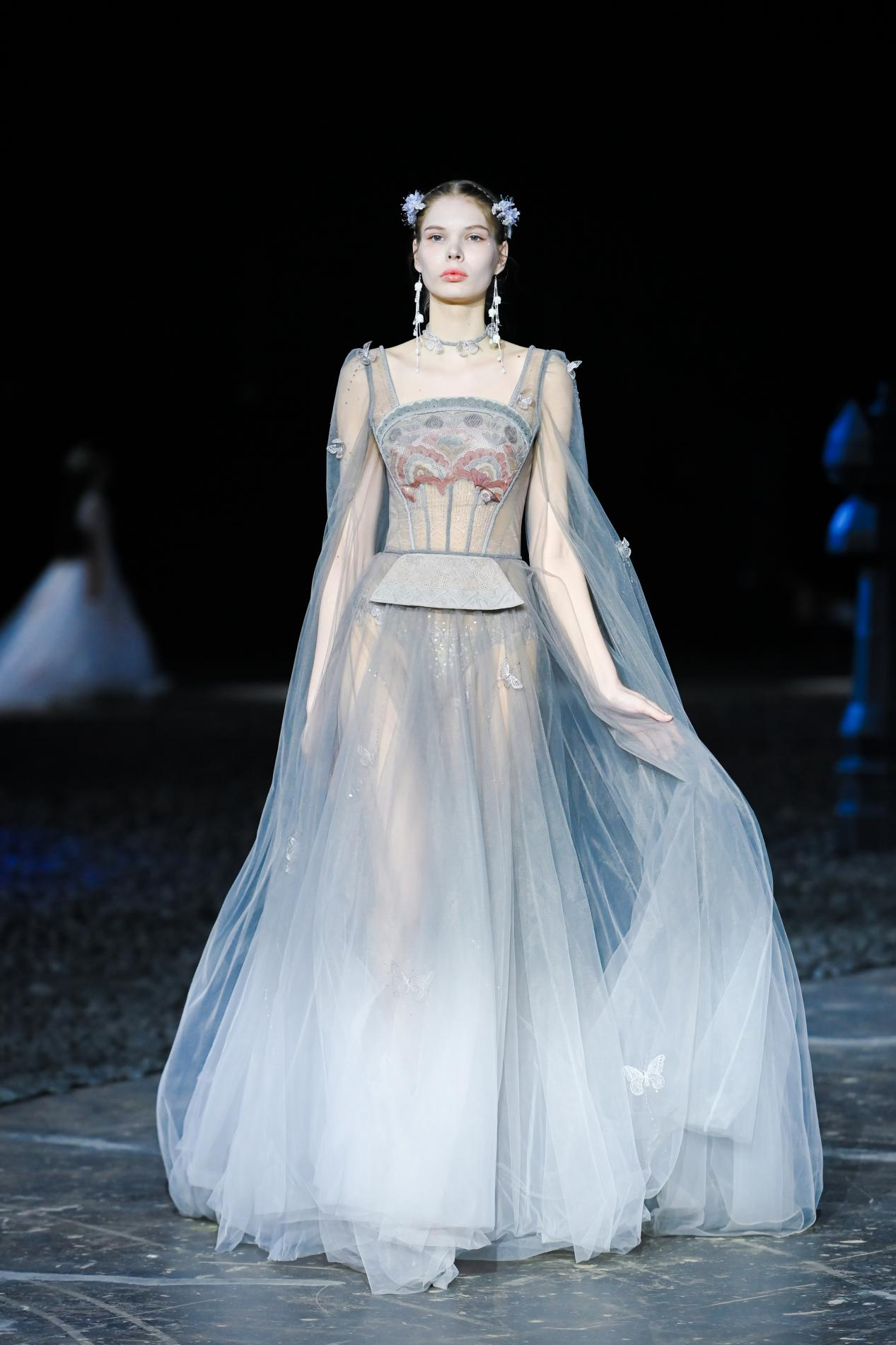 熊英盖娅传说2021aw凛艳盛装起征途