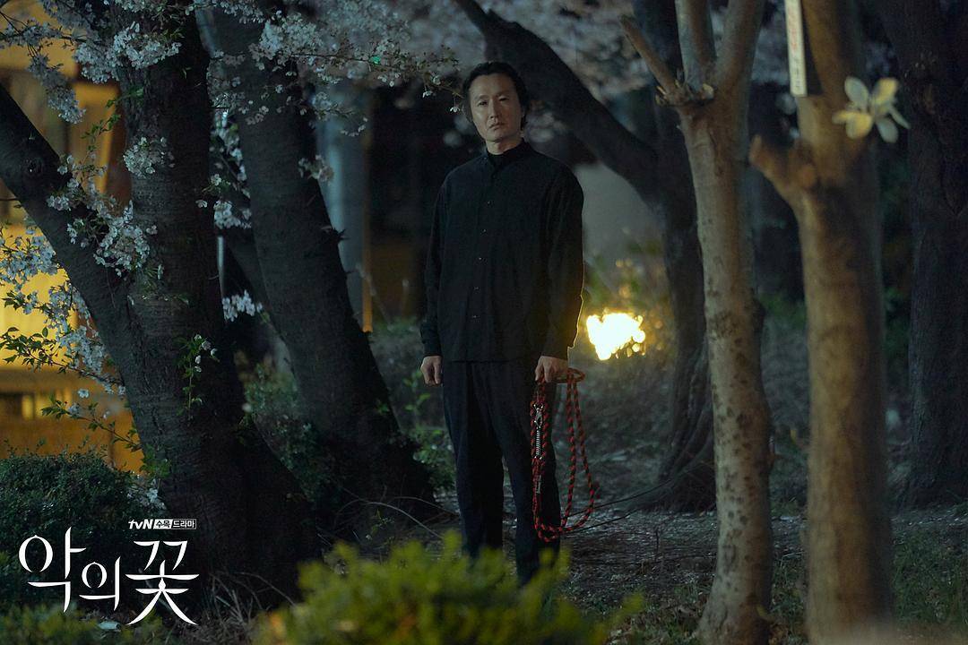 这部韩剧让李准基在奶爸与恶魔之间自由切换，就算停更也要拼命等