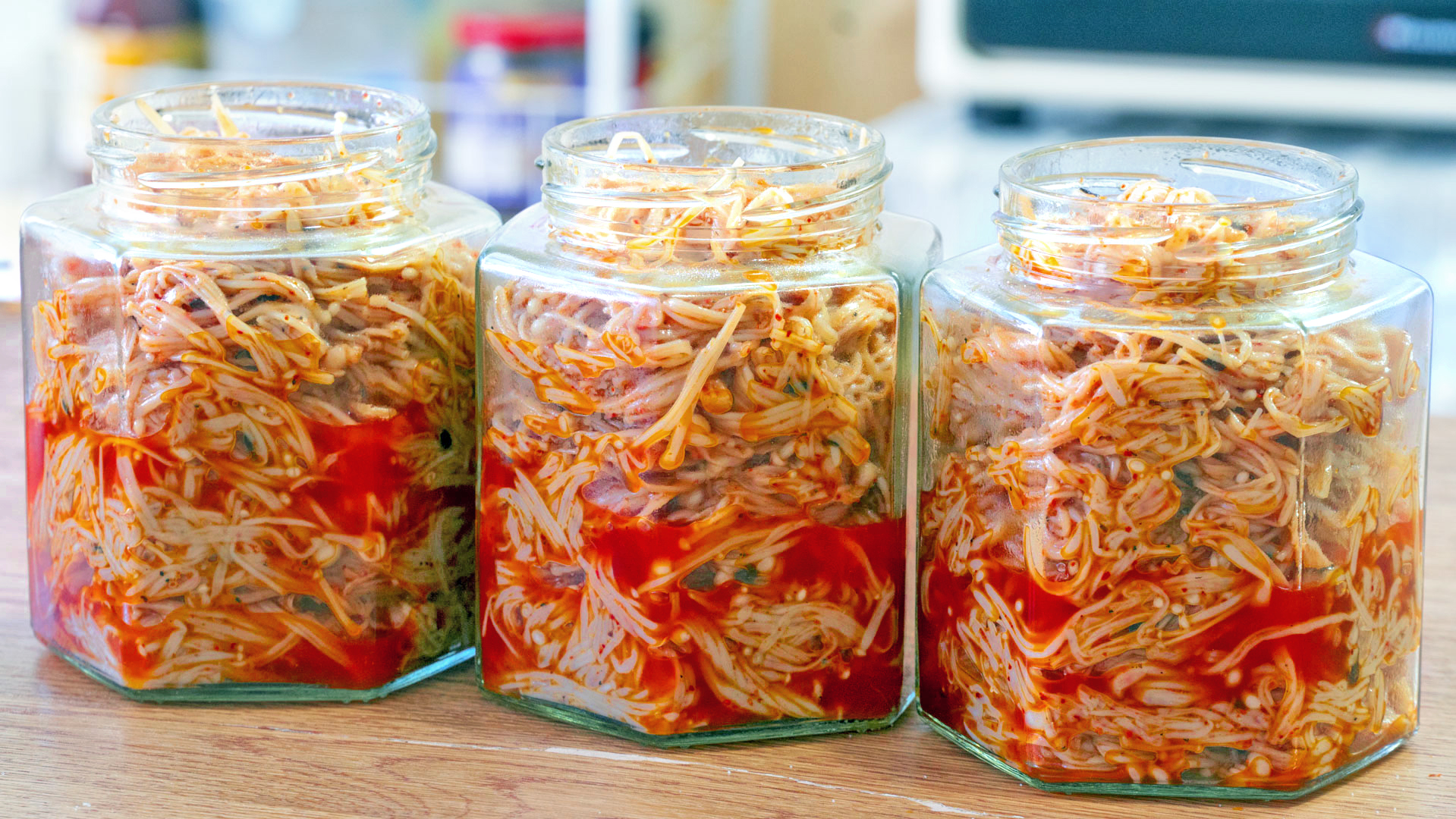 金针菇保存不要直接放冰箱，这样保存，放一个月照样好吃，真实用