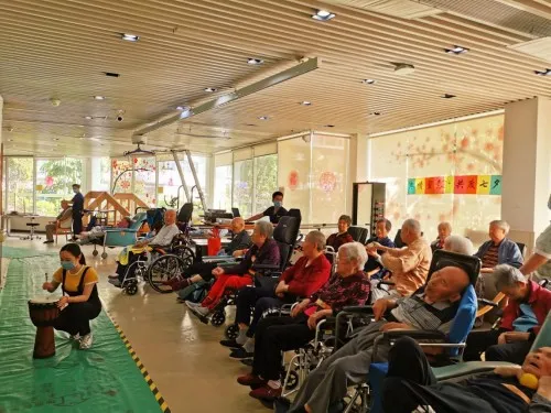为何国外老人主动去养老院，而把中国老人送去养老院就是不孝？