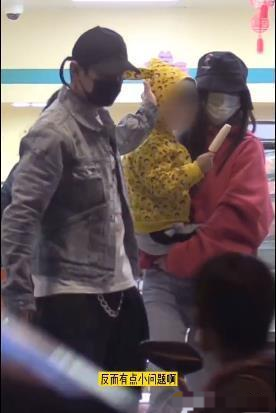 baby帶兒子出行，4歲小海綿獨自推行李箱，母子倆機場狂奔太可愛