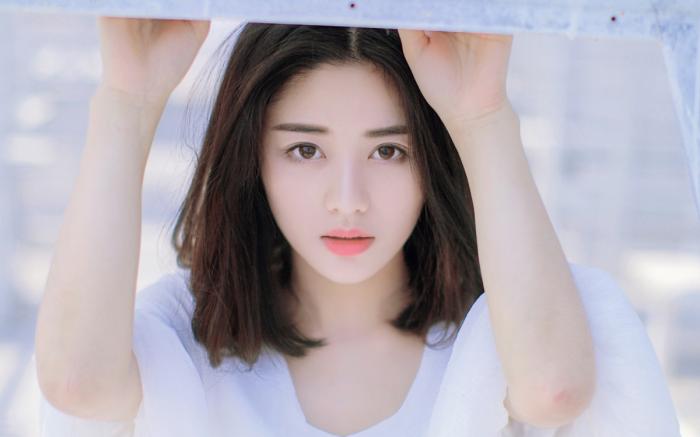 白裙少女户外照，一身白衣唯美可爱