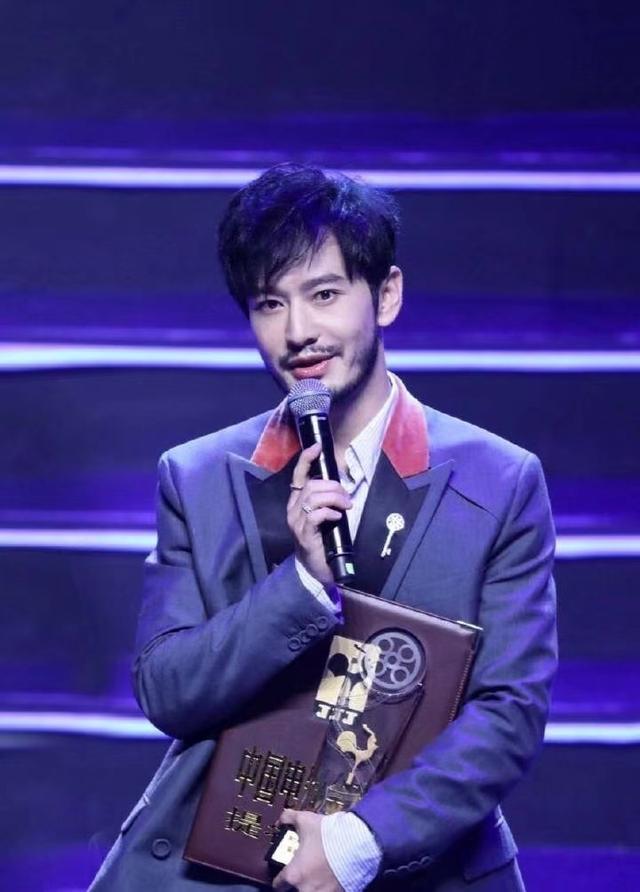 暴瘦30斤的黄晓明好清爽！穿西装变真颜霸，表情