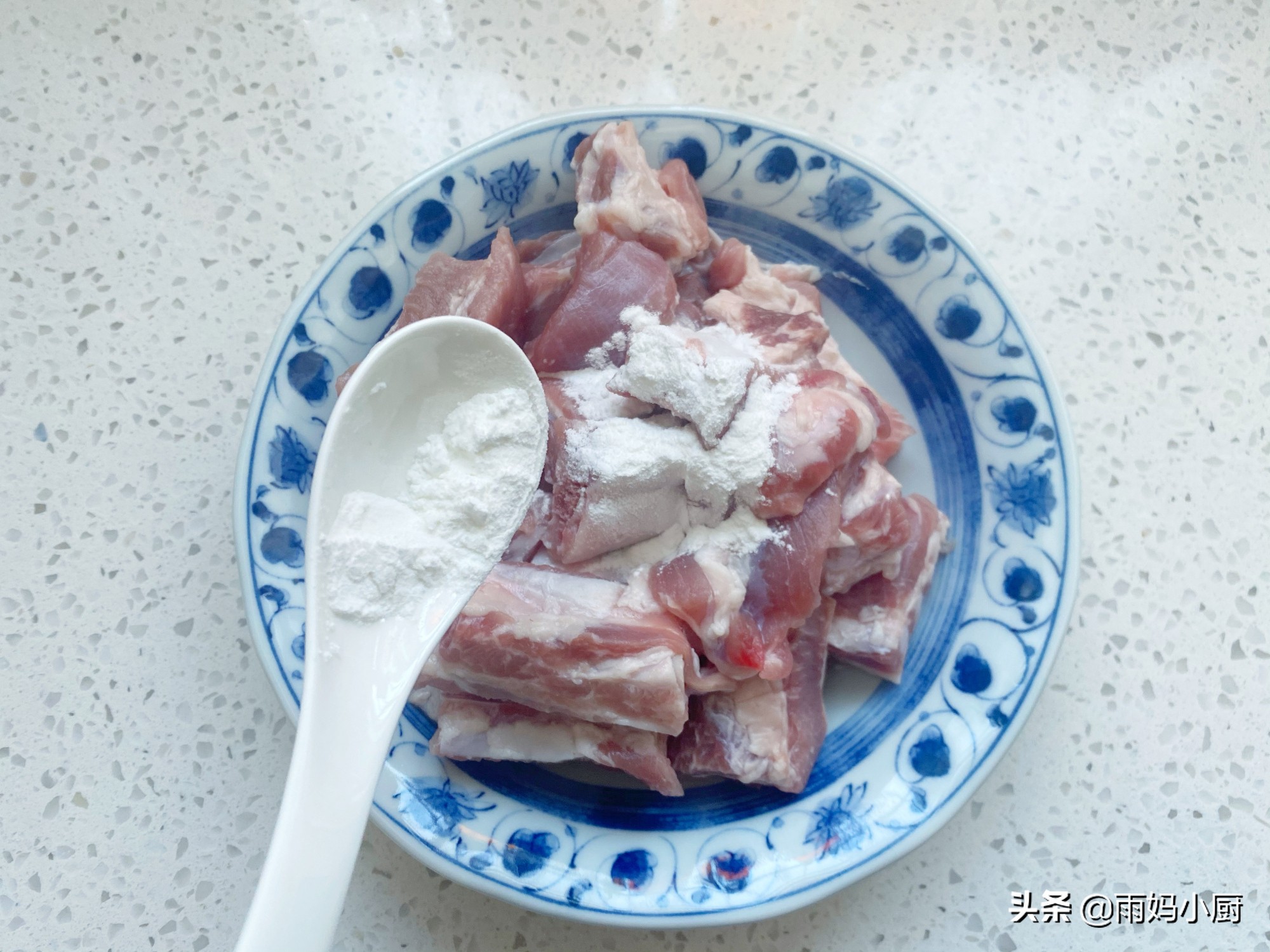 排骨别只会煲汤了，试试这做法，软嫩入味又下饭，好吃到吮手指