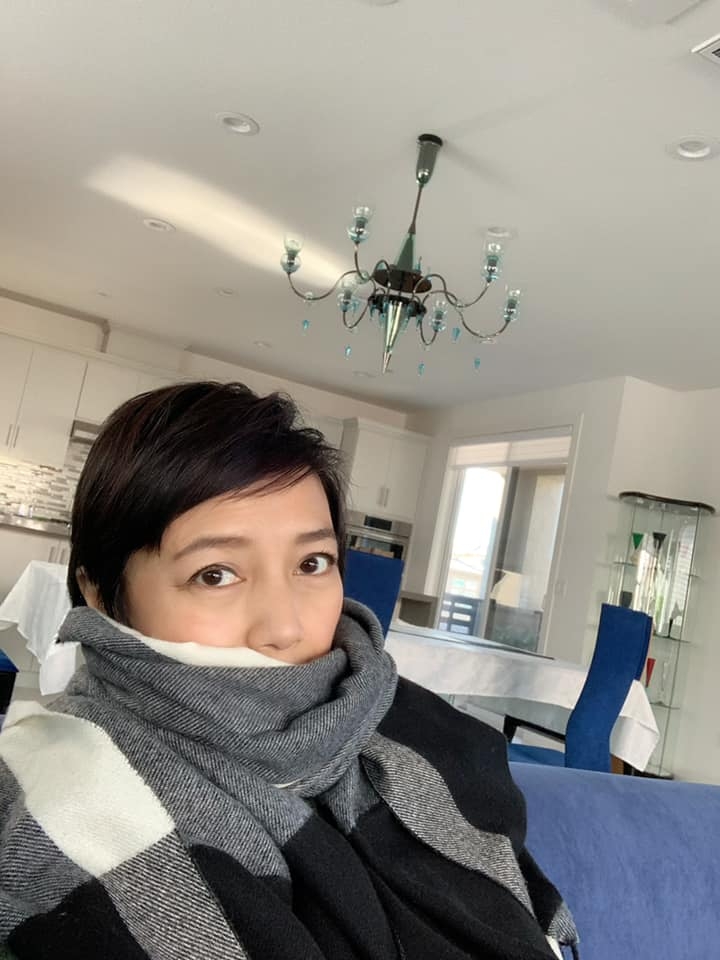 50岁港姐曝近况！曾是阔太住豪宅，因负债千万现与女儿摆摊赚钱