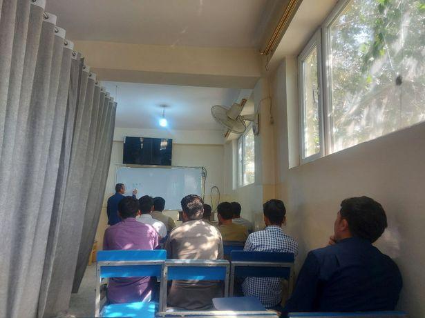 阿富汗大学男女生用窗帘隔开上课，很多女生不敢上学