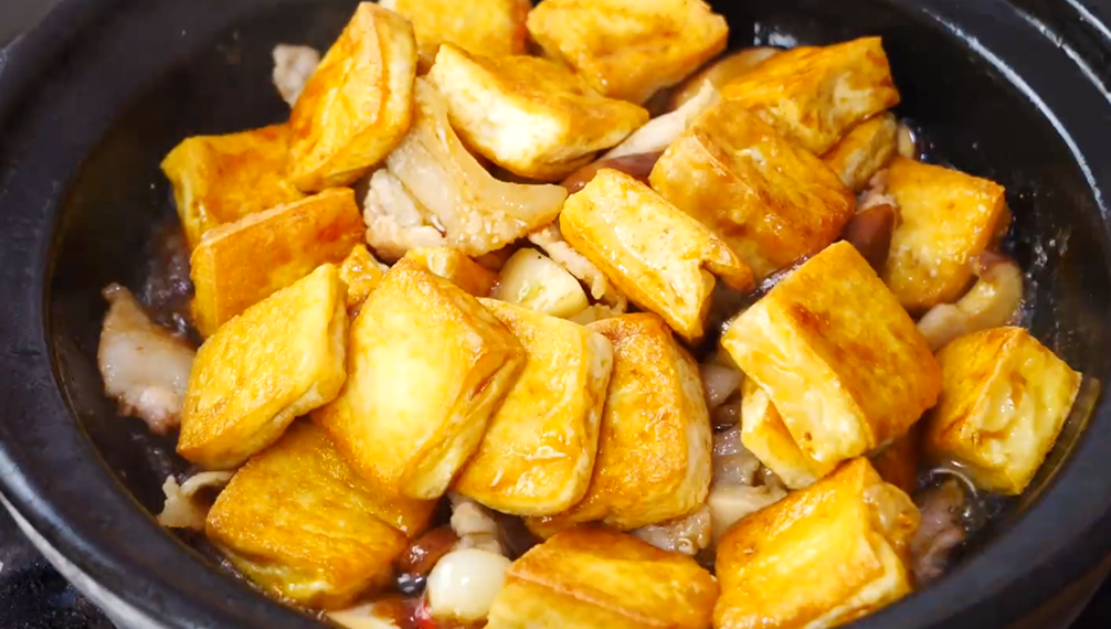 香菇燉豆腐越燉越好吃，做法簡單，出鍋香氣四溢，湯汁配米飯也香
