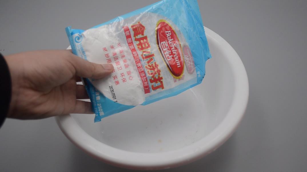 不管菜籃子多髒多油，不用刷子刷，只需泡一泡，污漬輕鬆洗乾淨