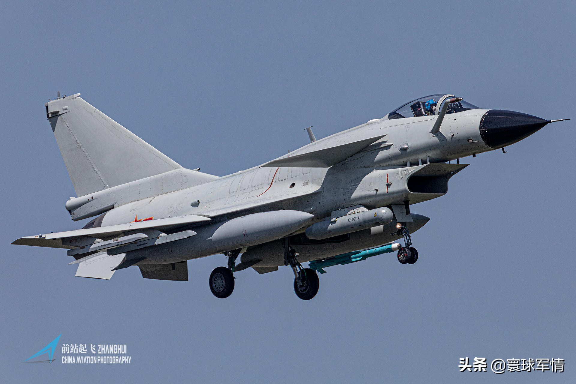 給美軍點顏色看看，15架戰機連續出動接近台島，再次刷新年度規模