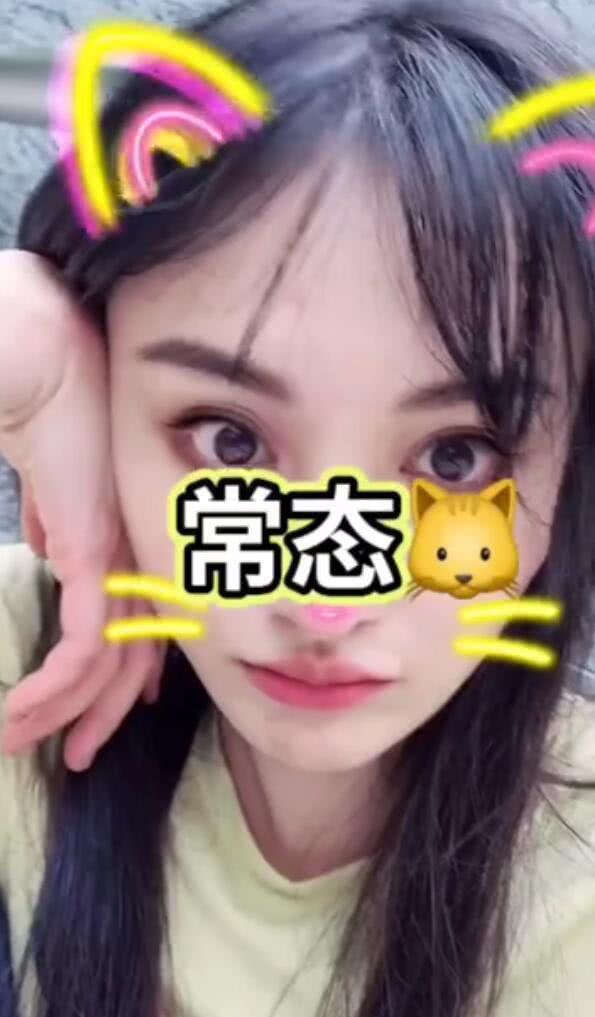 网友偶遇郑爽坐路边自拍，穿夹脚拖鞋超接地气，毫无偶像包袱