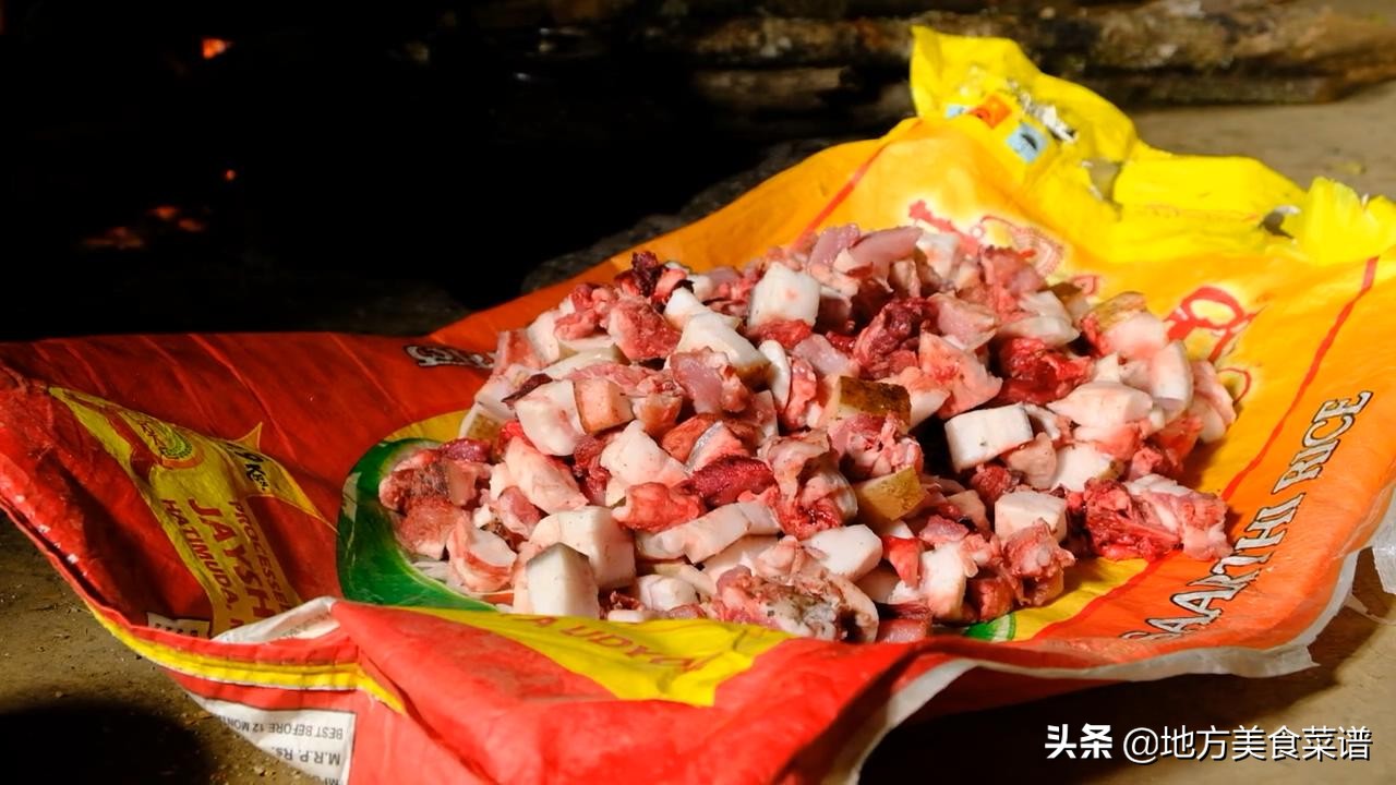 中国小伙在尼泊尔山区花96元砍了8斤猪肉，请当