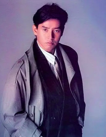 谭咏麟与网红同台，70岁高龄卖力演出，却被嘲昔日天王太掉价？