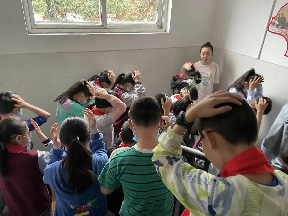 强化防震意识 关爱生命安全丨双流彭镇小学开展防震应急疏散演练
