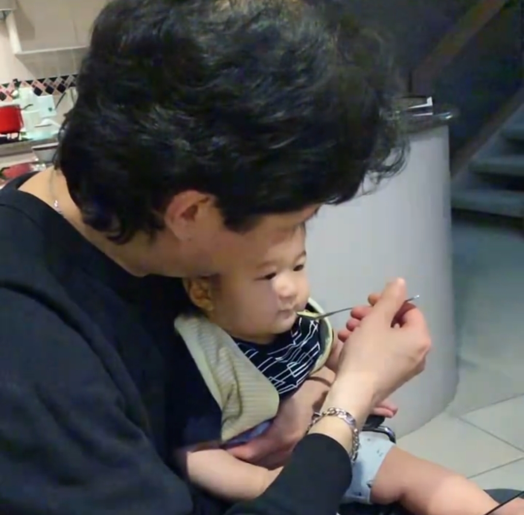 钟嘉欣晒照过父亲节，年长13岁的丈夫笑容和蔼，父子女同框像祖孙