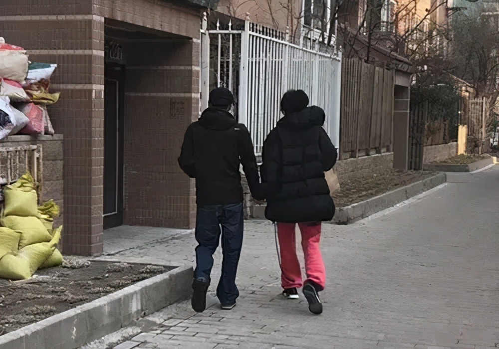 Wang Fei thanks thunderbolt sharp edge to pull hand emersion name occasion, their love already was destined when thanking thunderbolt sharp edge 14 years old