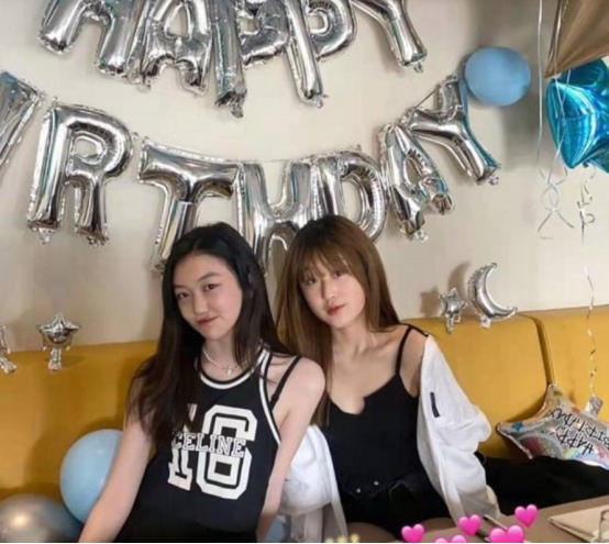 52岁王菲领女儿李嫣聚餐，身材精瘦锁骨突出，蹲路边玩手机没包袱