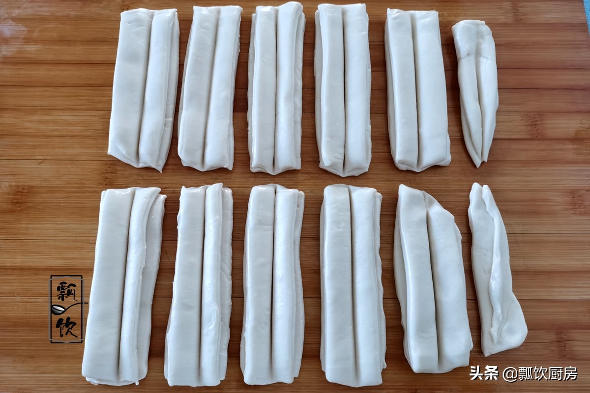 做油条新方法，外酥里软鼓大泡，告别干硬，软的弯腰，凉了都不硬