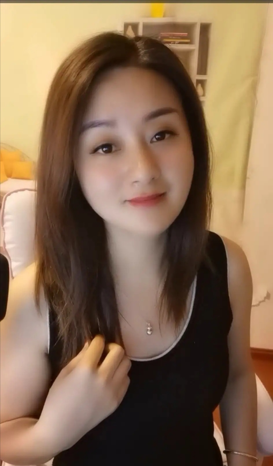 俏麗若三春之桃，清素若九秋之菊。
