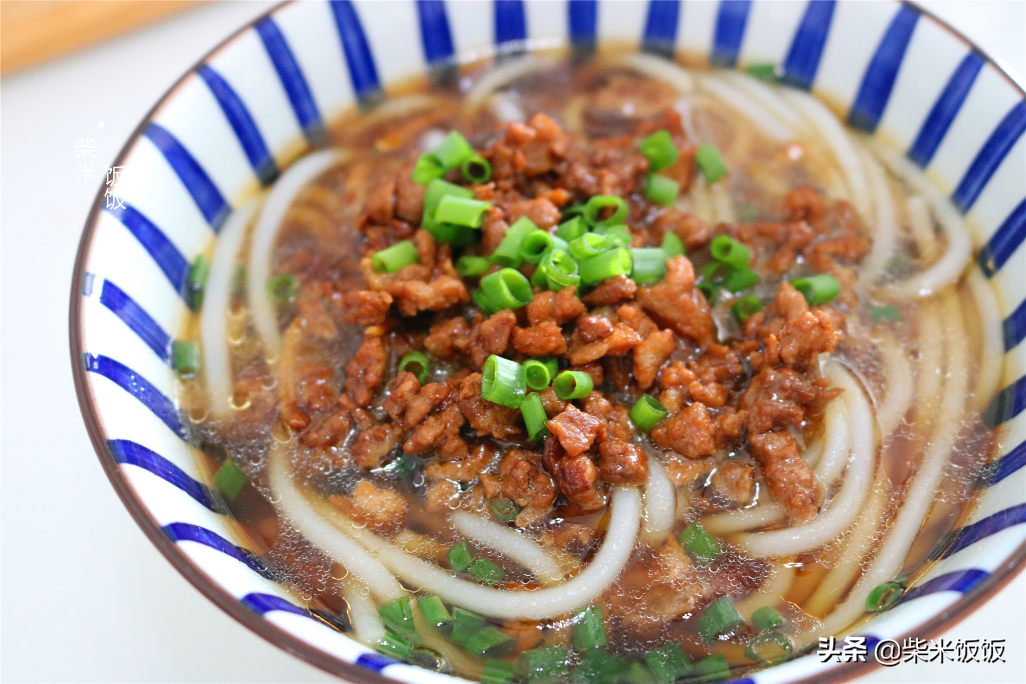 不想做饭就吃它，煮一煮很简单，柔软筋道，好吃得连汤也不剩
