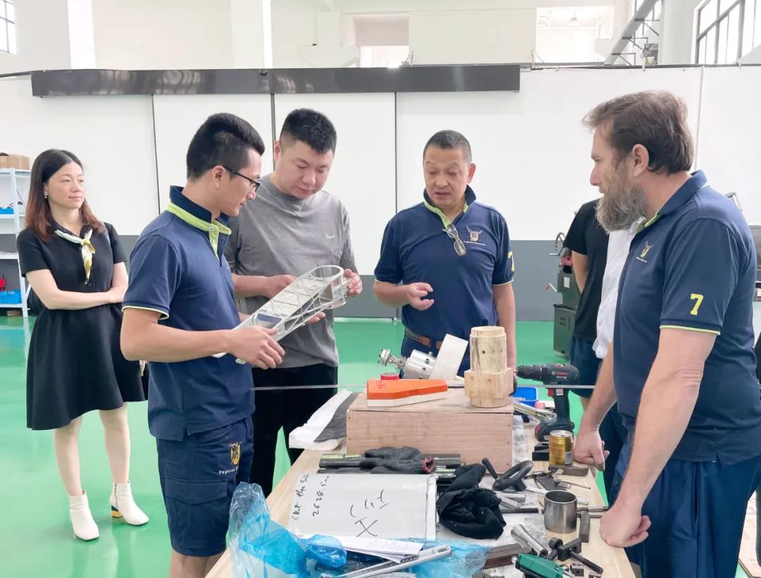 胡兴荣董事长考察温州多弗飞行汽车制造有限公司