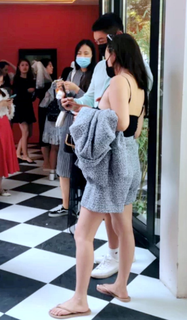杜江獨自送兩個孩子出門，依依不捨神秘小女孩，真不是對方父親嗎