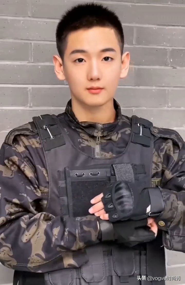 “吃个桃桃”风小逸剪寸头，换上军训服，终于像个正常男生了