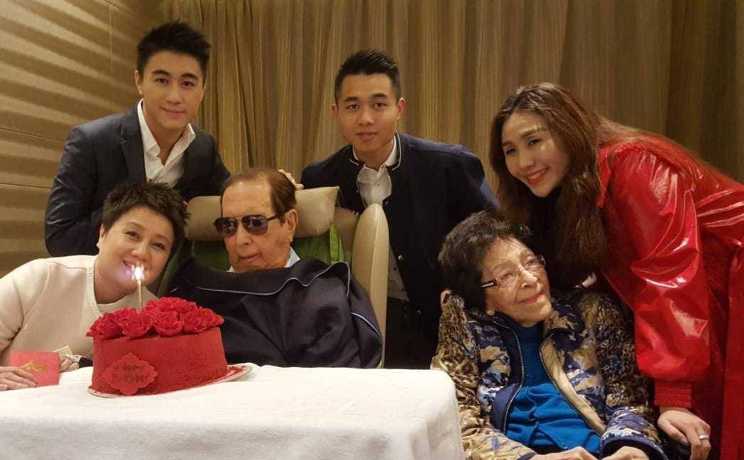 98岁赌王被曝病危！何超莲等人齐聚医院探视后，