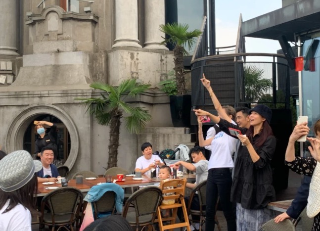 蔡少芬陈浩民两家聚会，在上海外滩被偶遇，指导孩子们摆拍超热闹